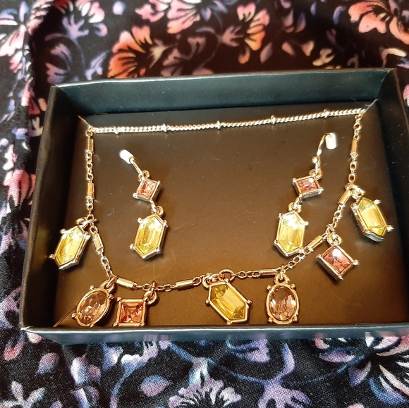 gv9 Accessories - Beautiful gv9 Necklace and Earrings